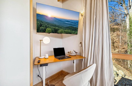 Mars Hill Cabina | Nordic Cabin | Sauna, Hot Tub, Fire Pit, Game Room | Sleeps 16, near AVL