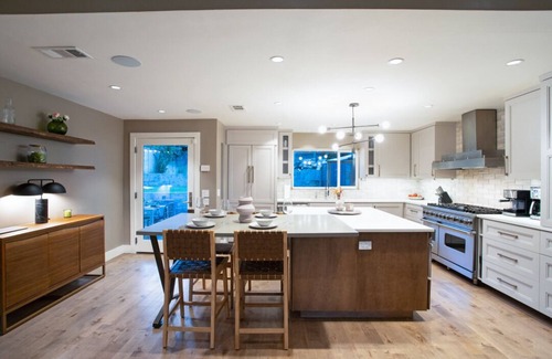Oak Cliff Casa | Architectural gem with treetop view & SwimSpa 6min to Bishop Arts, 15 to Downtow
