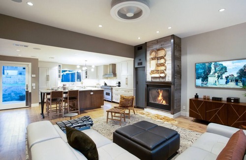 Oak Cliff Casa | Architectural gem with treetop view & SwimSpa 6min to Bishop Arts, 15 to Downtow