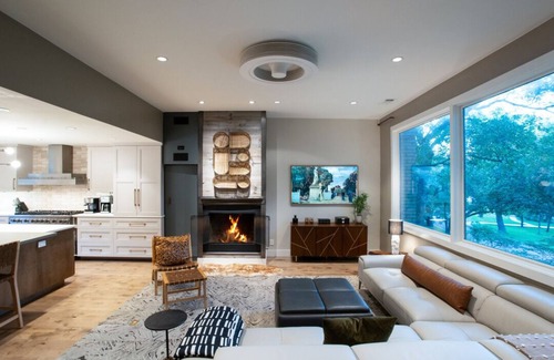 Oak Cliff Casa | Architectural gem with treetop view & SwimSpa 6min to Bishop Arts, 15 to Downtow
