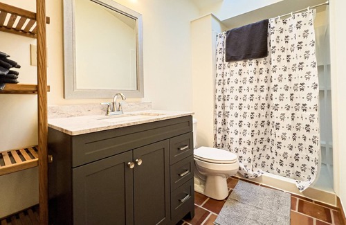 Warfordsburg Casa | Sideling Hills ~ Hot Tub ~ Sunroom ~ Deck ~ Sleeps 18