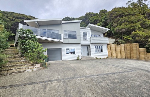 Lower Hutt Casa | Architectural seated in the bush, with a stream connects you to Papatuanku.