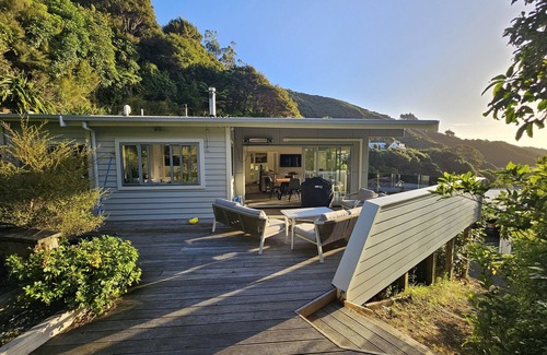 Lower Hutt Casa | Architectural seated in the bush, with a stream connects you to Papatuanku.