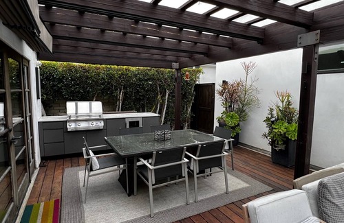 Mid-Wilshire Casa | Architecturally Designed Guest House (30 Day min)