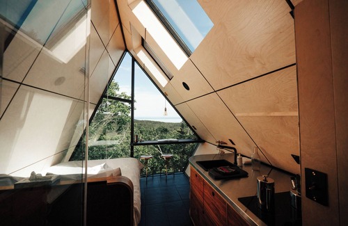 Les Eboulements Cabina | Architecture and design awards winning cabin with hot tubs and sauna.