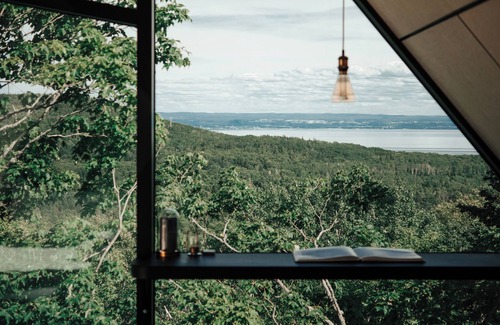 Les Eboulements Cabina | Architecture and design awards winning cabin with hot tubs and sauna.
