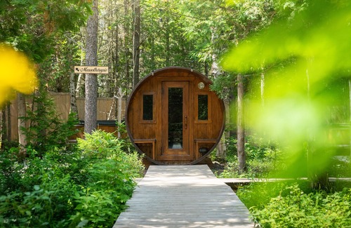 Les Eboulements Cabina | Architecture and design awards winning cabin with hot tubs and sauna.