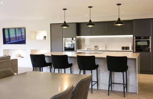 Blackburn Cabaña | ARCHSTONE HOUSE, family friendly, with hot tub in Langho, Lancashire