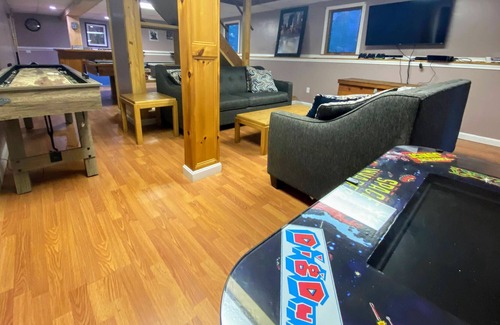 Wilmington Casa | Arctic Circle - Mount Snow ski house at Chimney Hill with Tesla/EV charger!
