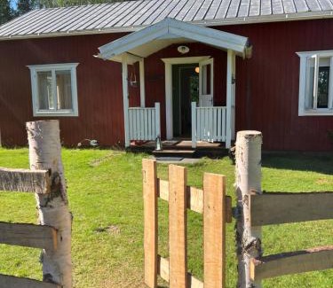 Jorn Casa | Arctic Hearts - Kleines Schwedenhaus im Wald am See