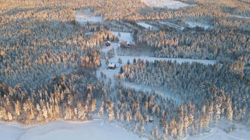 Jorn Casa | Arctic Hearts - Kleines Schwedenhaus im Wald am See