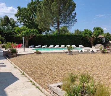 Grospierres Casa | Ardèche les cigales gîte églantier avec piscine partagée