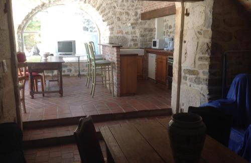 Grospierres Casa | Ardèche les cigales gîte églantier avec piscine partagée