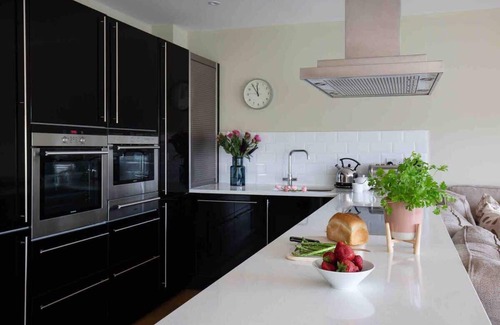Ampney Crucis Casa | Ardross Lodge | Lakeside Hot Tub Stay for Groups
