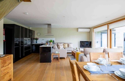 Ampney Crucis Casa | Ardross Lodge | Lakeside Hot Tub Stay for Groups