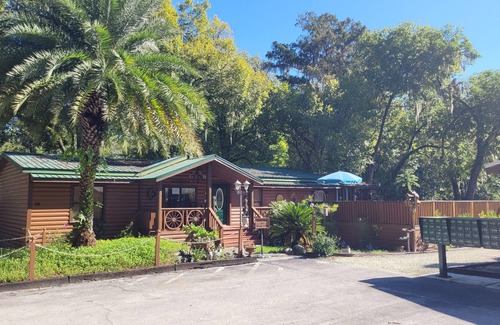 Lake Panasoffkee Cabina | Are a prefect weekend retreat or long term winter vacation home.