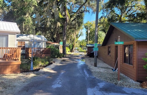 Lake Panasoffkee Cabina | Are a prefect weekend retreat or long term winter vacation home.