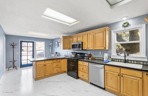 West Central Casa | Mins To Dwntwn & Arena / Backyard / BBQ / King Bed