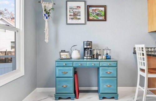 West Central Casa | Mins To Dwntwn & Arena / Backyard / BBQ / King Bed
