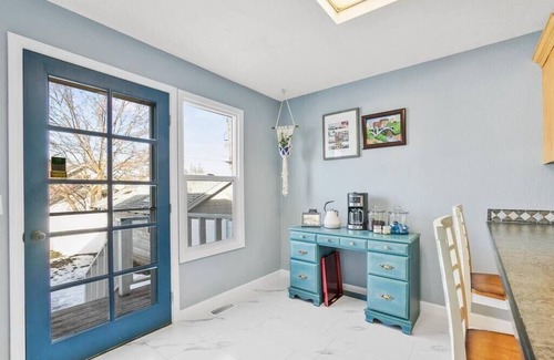 West Central Casa | Mins To Dwntwn & Arena / Backyard / BBQ / King Bed