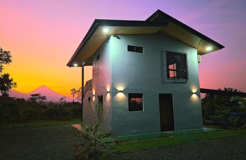 Peñas Blancas Casa | Arenal Nephelium Country Home, Refugio rural con piscina, jacuzzi y balcón con hermosas vistas al Volcán Arenal, en una finca privada