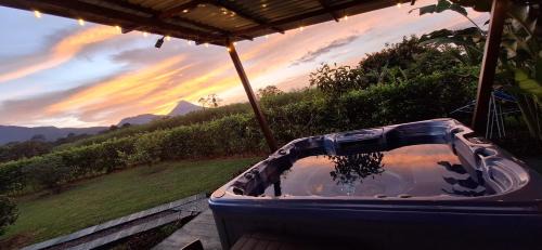 Peñas Blancas Casa | Arenal Nephelium Country Home, Refugio rural con piscina, jacuzzi y balcón con hermosas vistas al Volcán Arenal, en una finca privada
