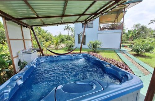 Peñas Blancas Casa | Arenal Nephelium Country Home, Refugio rural con piscina, jacuzzi y balcón con hermosas vistas al Volcán Arenal, en una finca privada