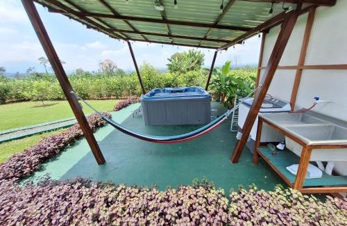 Peñas Blancas Casa | Arenal Nephelium Country Home, Refugio rural con piscina, jacuzzi y balcón con hermosas vistas al Volcán Arenal, en una finca privada