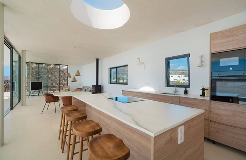 Tias Villa | Areté. Casa Tierra, con increíble terraza y vistas panorámicas al mar.