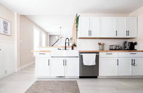 Grand Rapids Casa | Arianna's Modern Makeover [5 Beds 2 Baths]