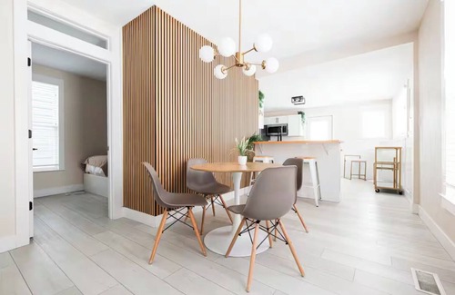 Grand Rapids Casa | Arianna's Modern Makeover [5 Beds 2 Baths]