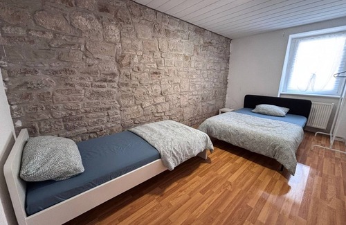 Zeitz Apartamento | AriProp Zeitz Stone Wall Apartment - 8 guests.