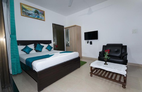 Andheri West Apartamento | Aristo Serviced Apartment near Kokilaben Dhirubai Ambani Hospital for Family Only