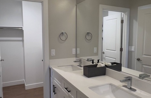 Camelback East Casa | Arizona desert retreat 3 bed 3.5 bath Family sized home with onsite pool & gym.