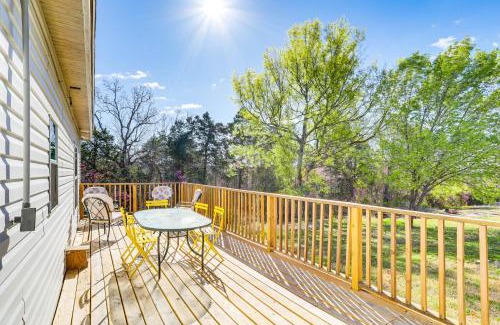 Henderson Casa | Arkansas Cabin with Deck Less Than 1 Mi to Norfork Lake