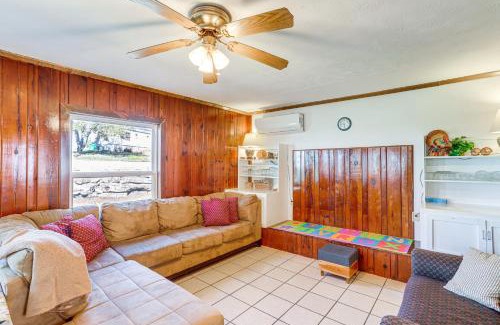 Henderson Casa | Arkansas Cabin with Deck Less Than 1 Mi to Norfork Lake