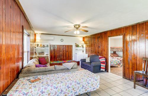 Henderson Casa | Arkansas Cabin with Deck Less Than 1 Mi to Norfork Lake