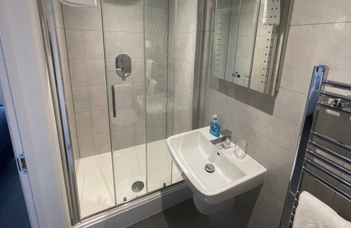 Basingstoke Casa | Arlan House, Superb Basingstoke Hotel - Room 05