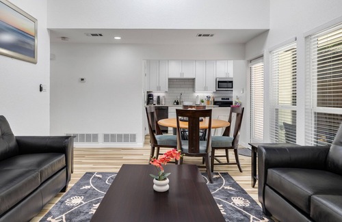 West Arlington Casa | Arlington Entertainment District Home Green Door