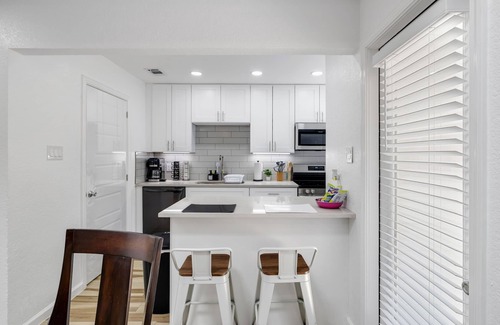 West Arlington Casa | Arlington Entertainment District Home Green Door