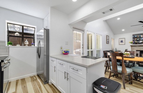 West Arlington Casa | Arlington Entertainment District Home Green Door