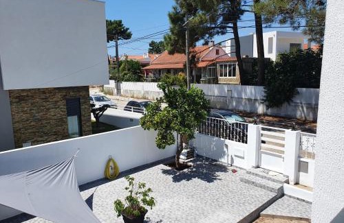 Charneca de Caparica e Sobreda Casa | Aroeira House