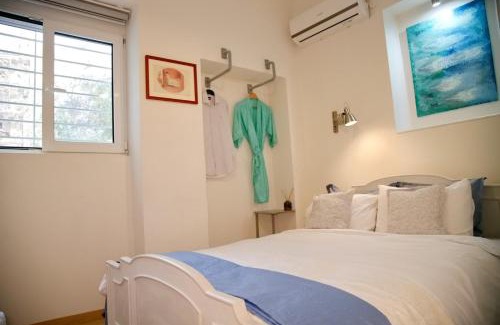 Athens Villa | Aroura Homes Garden House 2BR 2BA Free Parking