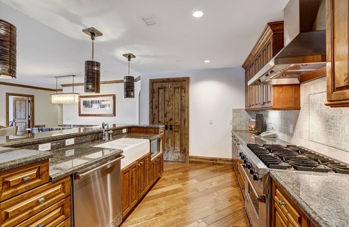 Vail Condominio | Arrabelle Luxury 4 BR Condo- Close To The Mountain by RedAwning - Save 20% on 7+ Nights!