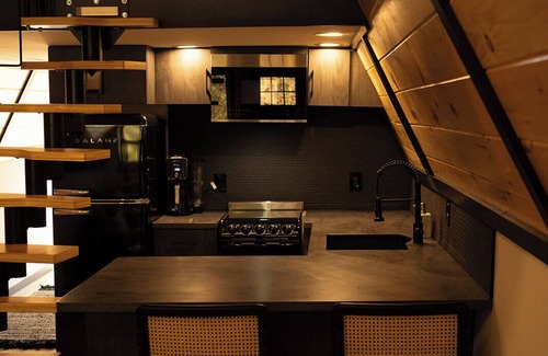 Fairview Cabina | Arrow Haus with Hot Tub