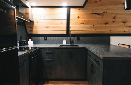 Fairview Cabina | Arrow Haus with Hot Tub
