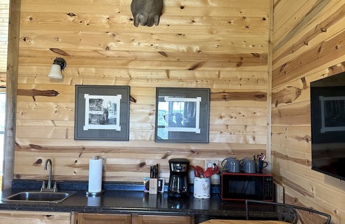 Fredericksburg Cabina | Arrowhead Cabin at Wolf Creek Guest Ranch