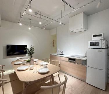 Hiroshima City Centre Apartamento | Art Bldg by b hotel - Modern 2BR City Center for 8ppl