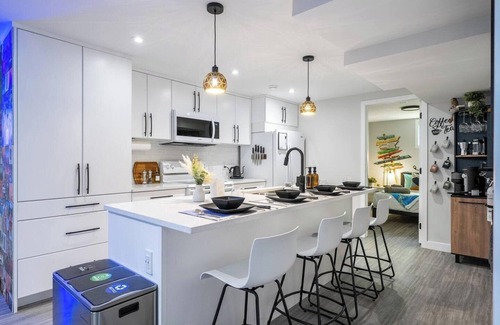 Northeast Edmonton Apartamento | Art, comfort, and fun just 15 minutes to downtown and steps from shops