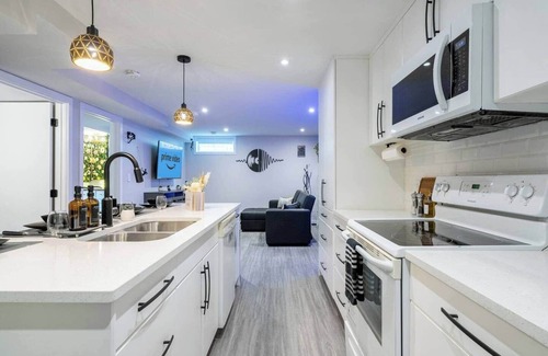 Northeast Edmonton Apartamento | Art, comfort, and fun just 15 minutes to downtown and steps from shops